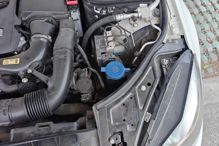 Used Mercedes-Benz E-Class 2014 E 200 Coupe Engine Bay Left