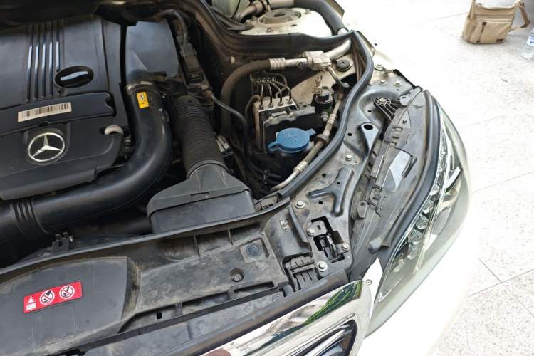 Used Mercedes-Benz E-Class 2014 E 260 L Engine Bay Left