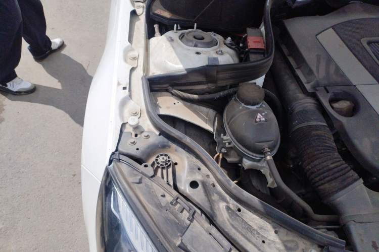 Used Mercedes-Benz E-Class 2014 Restyled E 300 L Sport Edition Engine Bay Right