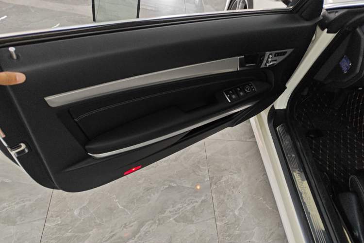 Used Mercedes-Benz E-Class 2014 E 260 Coupe Interior 8