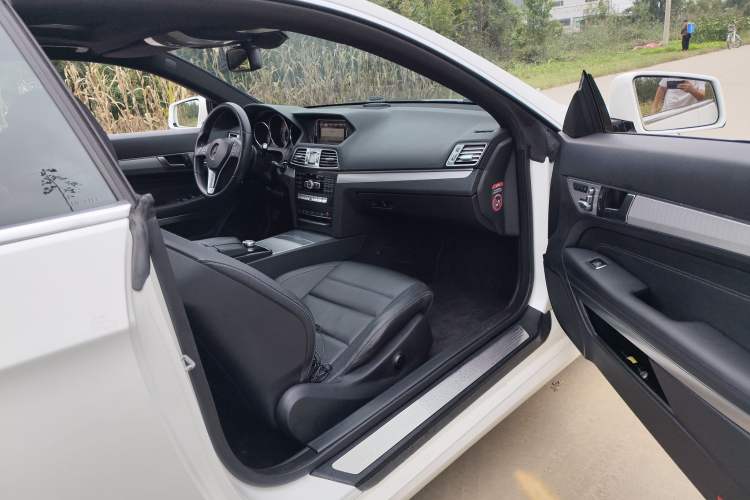 Used Mercedes-Benz E-Class 2014 E 260 Coupe Interior 8