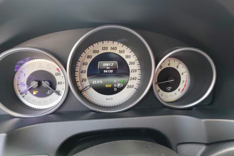 Used Mercedes-Benz E-Class 2014 E 260 Coupe Odometer Close Up