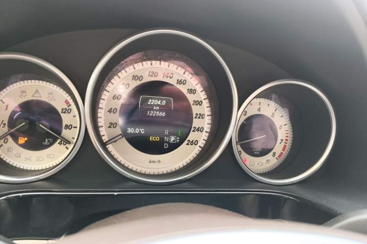 Used Mercedes-Benz E-Class 2014 E 260 L Sport Edition Odometer Close Up