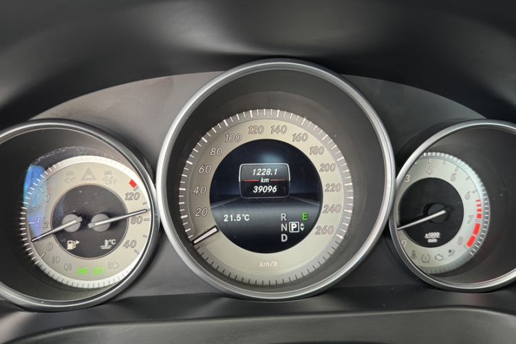 Used Mercedes-Benz E-Class 2014 E 260 Coupe Odometer Close Up
