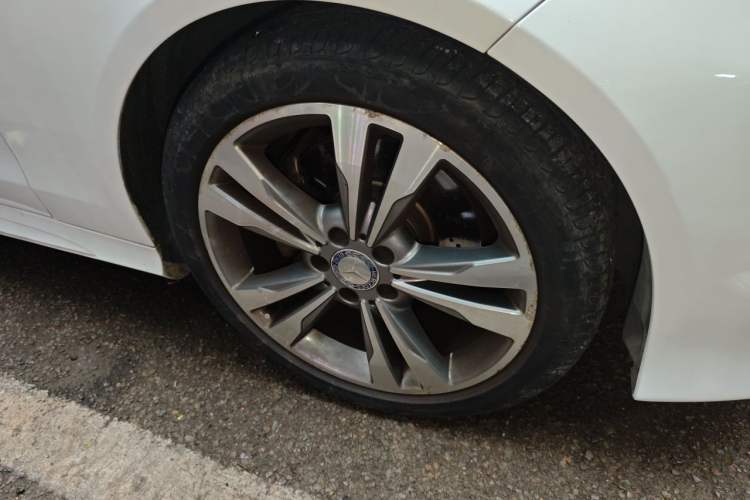 Used Mercedes-Benz E-Class 2014 E 260 L Sport Edition Right Front Wheel Hub