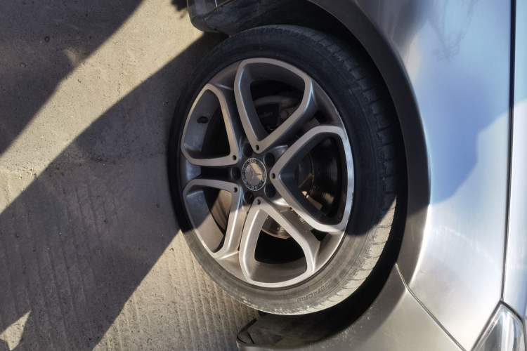 Used Mercedes-Benz E-Class 2014 E 200 Coupe Right Front Wheel Hub