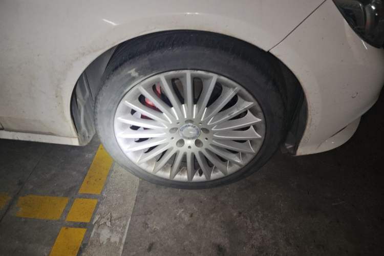Used Mercedes-Benz E-Class 2014 E 260 L Luxury Model Right Front Wheel Hub