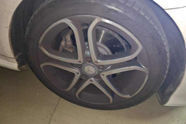 Used Mercedes-Benz E-Class 2014 E 200 Coupe Right Front Wheel Hub