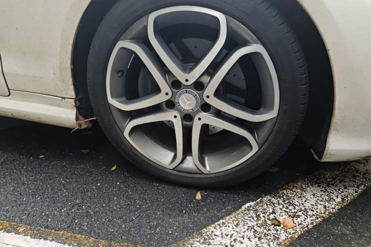 Used Mercedes-Benz E-Class 2014 E 260 Coupe Right Front Wheel Hub