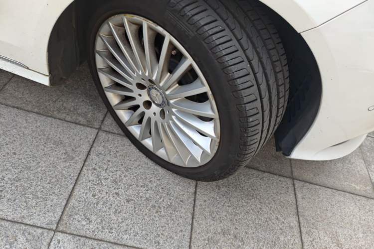 Used Mercedes-Benz E-Class 2014 E 260 L Right Front Wheel Hub