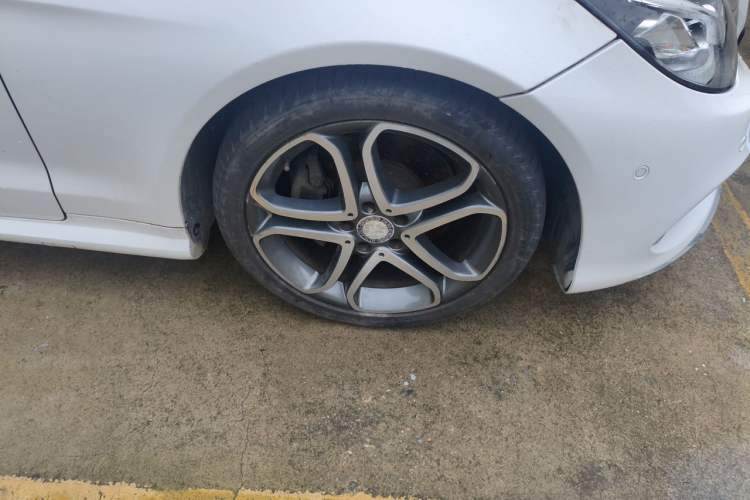 Used Mercedes-Benz E-Class 2014 E 200 Coupe Right Front Wheel Hub