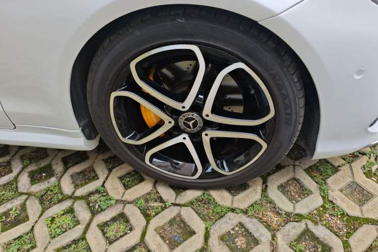 Used Mercedes-Benz E-Class 2014 E 260 Coupe Right Front Wheel Hub
