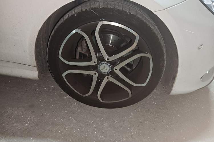 Used Mercedes-Benz E-Class 2014 E 200 Coupe Right Front Wheel Hub