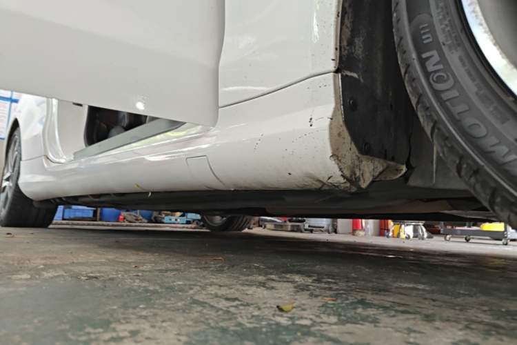 Used Mercedes-Benz E-Class 2014 E 260 Coupe Right Side Sill