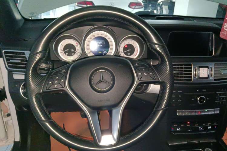 Used Mercedes-Benz E-Class 2014 E 260 Convertible Coupe Steering Wheel