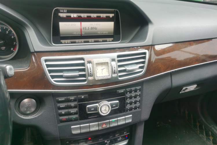 Used Mercedes-Benz E-Class 2015 E 260 L Audio And AC Panel