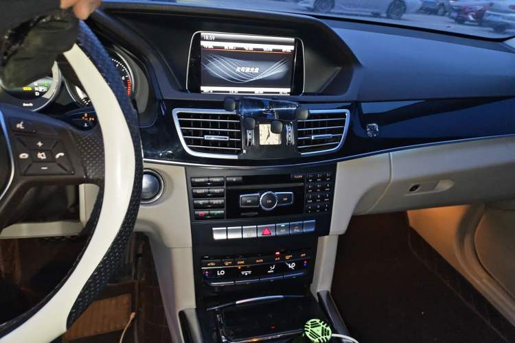 Used Mercedes-Benz E-Class 2015 E 260 L Sport Edition Audio And AC Panel