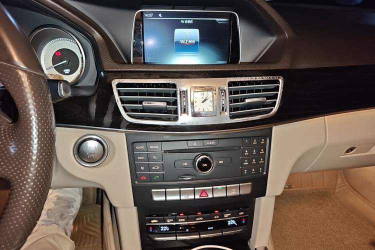 Used Mercedes-Benz E-Class 2015 Restyled E 260 L Sport Edition Audio And AC Panel