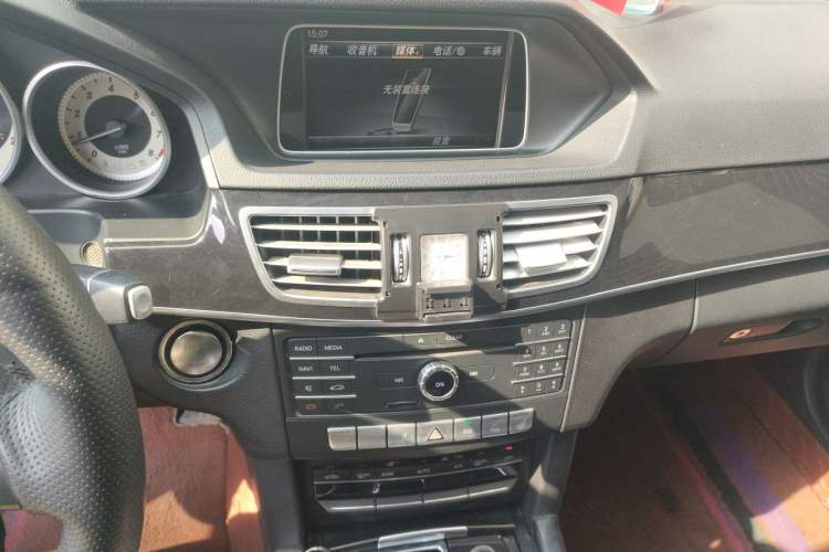 Used Mercedes-Benz E-Class 2015 E 260 L Sport & Fashion Model Audio And AC Panel