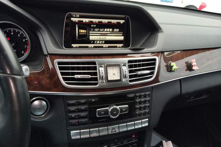 Used Mercedes-Benz E-Class 2015 E 400 L Hybrid Audio And AC Panel