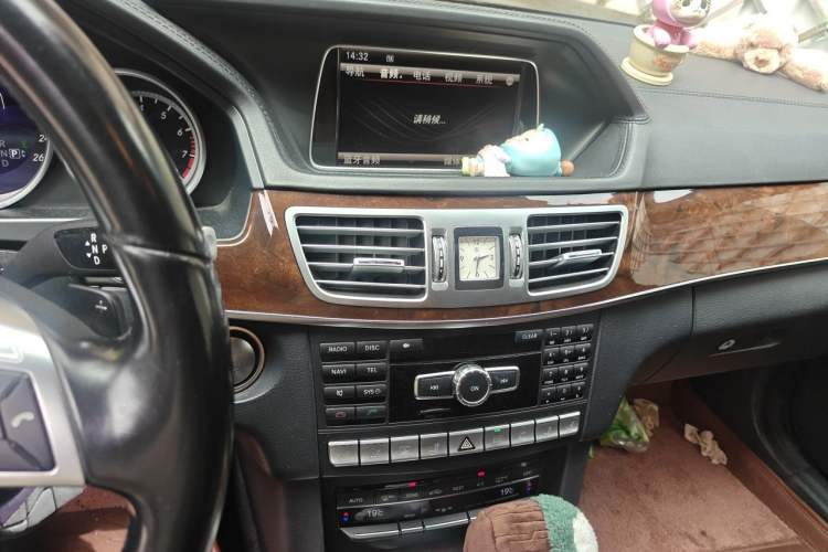 Used Mercedes-Benz E-Class 2015 E 320 L Luxury 4MATIC Audio And AC Panel