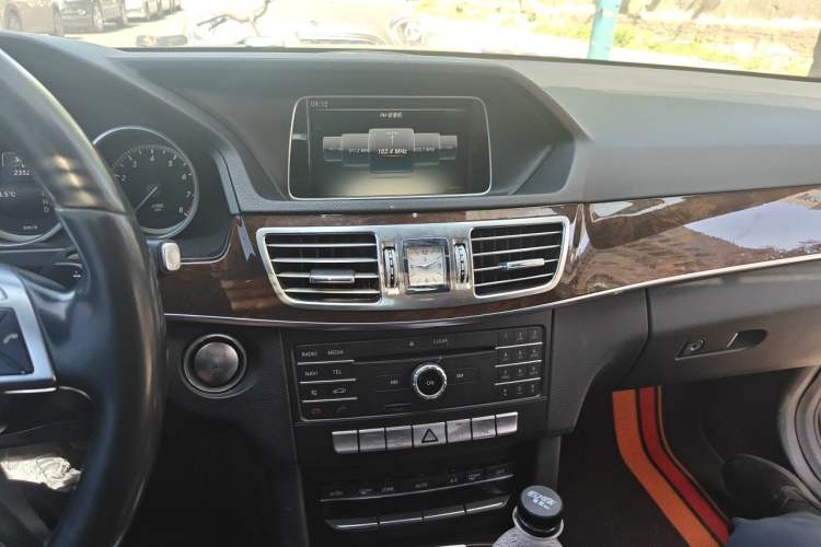Used Mercedes-Benz E-Class 2015 Facelift E 200 L Audio And AC Panel