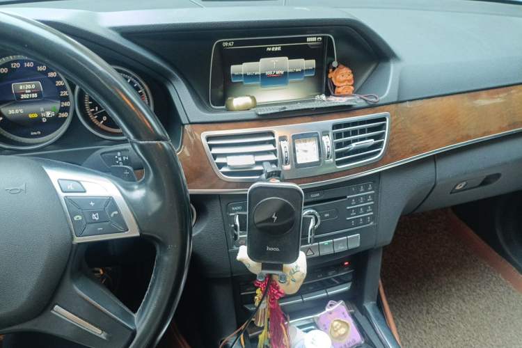 Used Mercedes-Benz E-Class 2015 Facelift E 200 L Audio And AC Panel