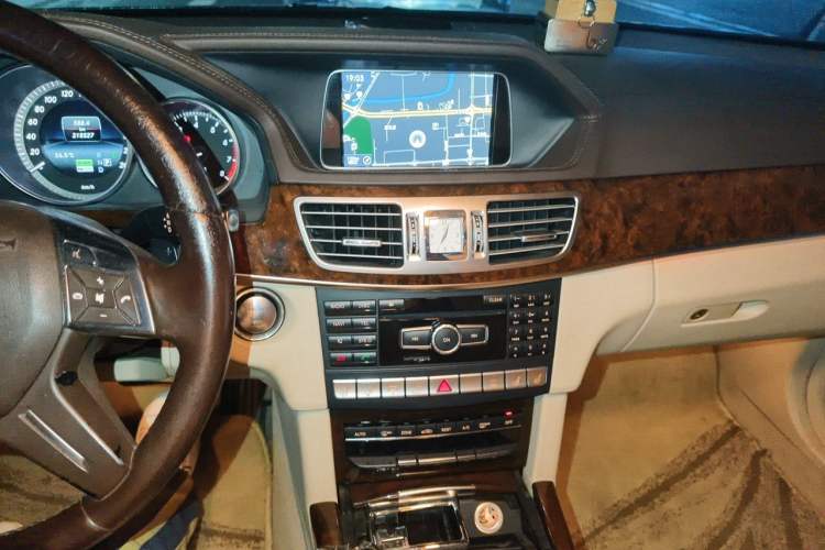 Used Mercedes-Benz E-Class 2015 E 400 L Hybrid Audio And AC Panel