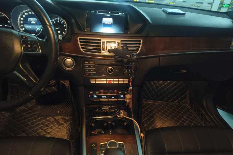 Used Mercedes-Benz E-Class 2015 Facelift E 200 L Audio And AC Panel