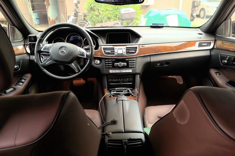 Used Mercedes-Benz E-Class 2015 E 320 L 4MATIC Center Console