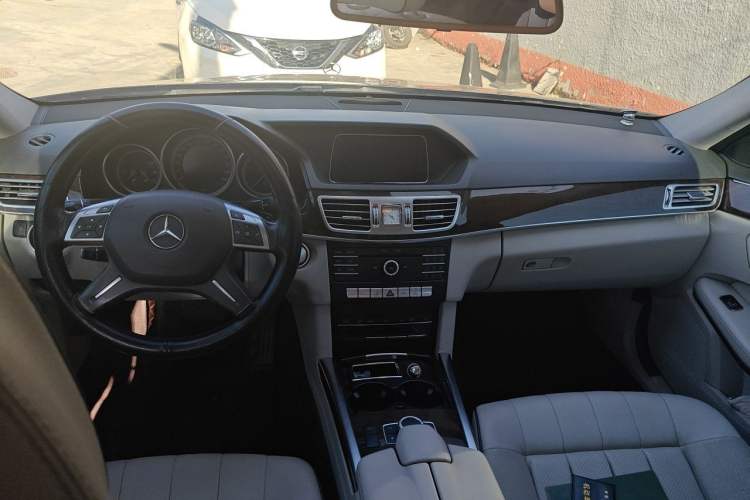 Used Mercedes-Benz E-Class 2015 Facelift E 200 L Center Console