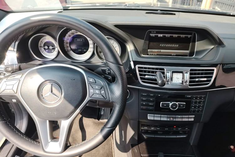 Used Mercedes-Benz E-Class 2015 E 320 L Sport 4MATIC Center Console