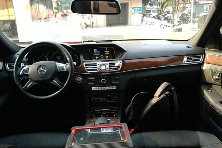 Used Mercedes-Benz E-Class 2015 Facelift E 200 L Center Console