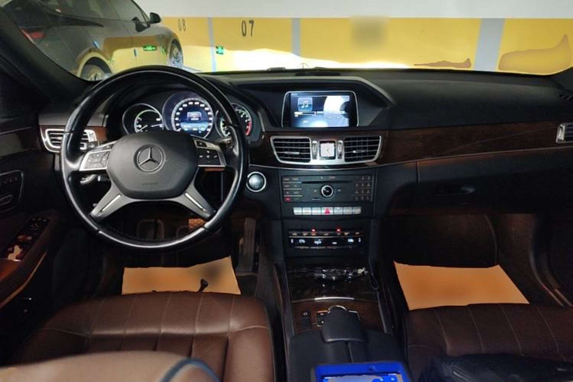 Used Mercedes-Benz E-Class 2015 Facelift E 260 L Luxury Edition Center Console