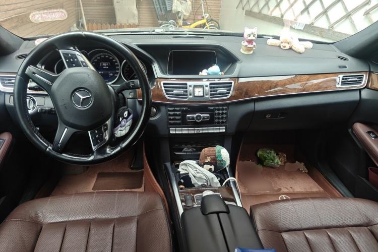 Used Mercedes-Benz E-Class 2015 E 320 L Luxury 4MATIC Center Console