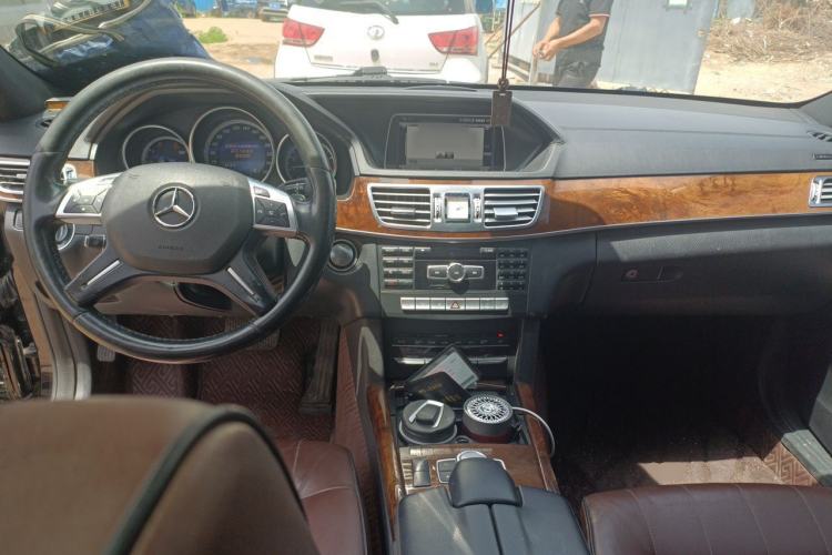Used Mercedes-Benz E-Class 2015 E 320 L Luxury 4MATIC Center Console