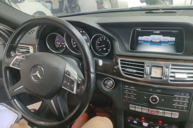 Used Mercedes-Benz E-Class 2015 Facelift E 200 L Center Console