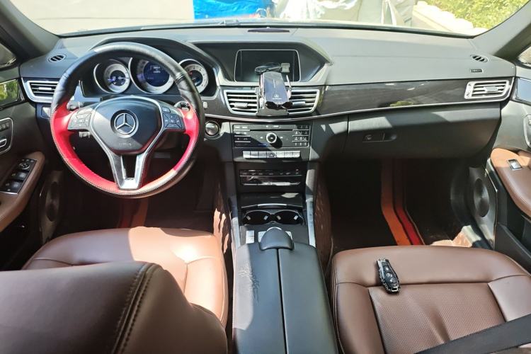 Used Mercedes-Benz E-Class 2015 E 320 L Sport 4MATIC Center Console