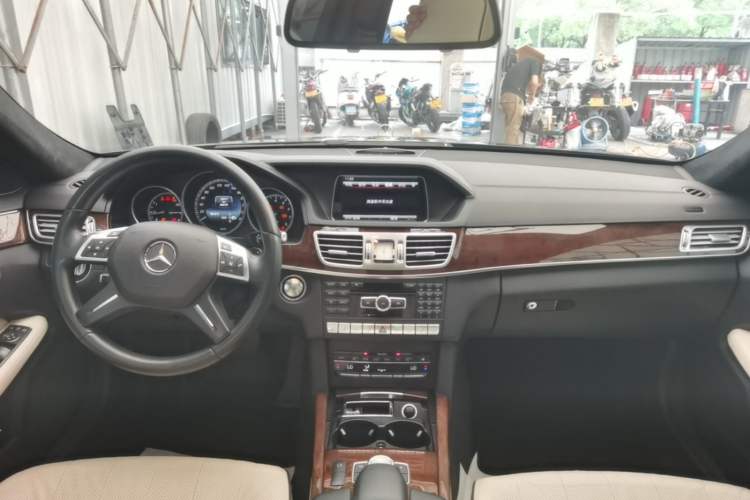 Used Mercedes-Benz E-Class 2015 E 320 L Luxury 4MATIC Center Console