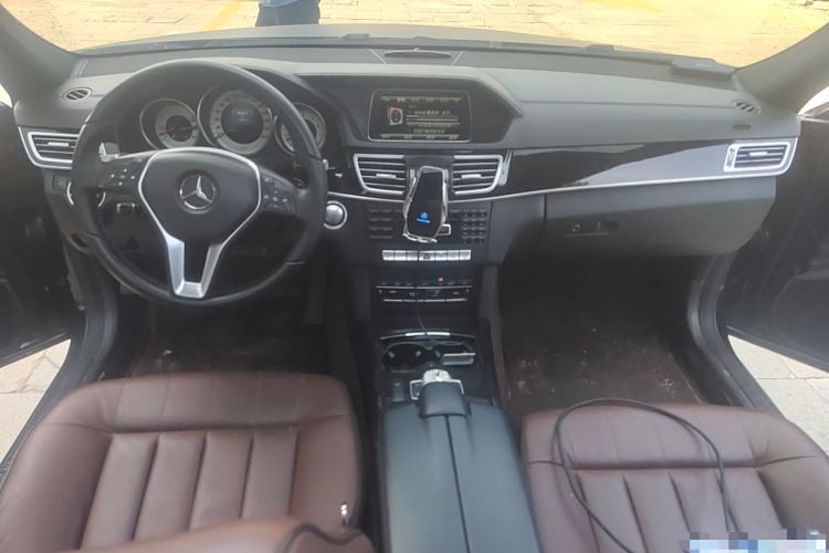 Used Mercedes-Benz E-Class 2015 E 320 L Sport 4MATIC Center Console
