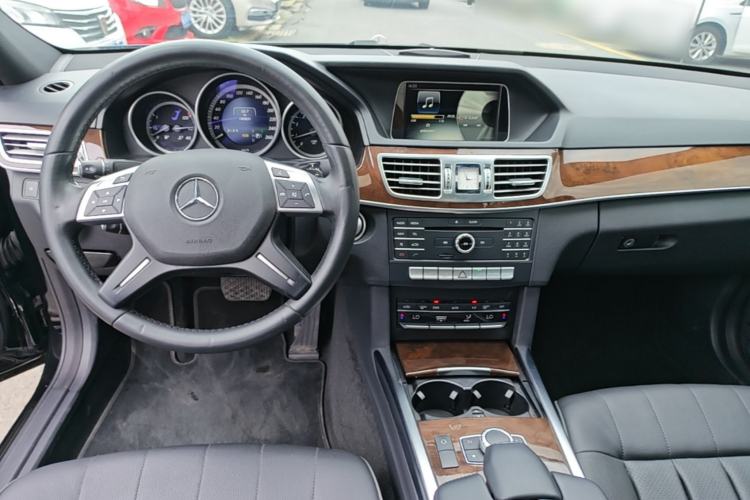 Used Mercedes-Benz E-Class 2015 Facelift E 200 L Center Console