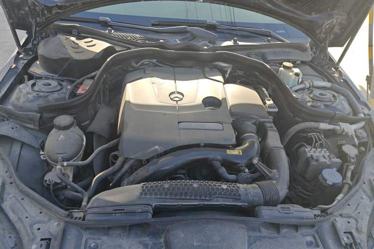 Used Mercedes-Benz E-Class 2015 Facelift E 200 L Engine Bay