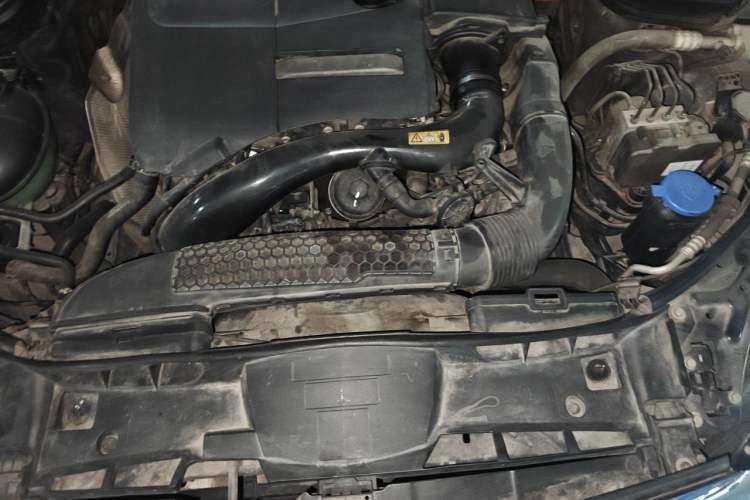 Used Mercedes-Benz E-Class 2015 E 200 L Engine Bay