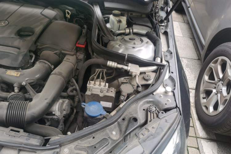 Used Mercedes-Benz E-Class 2015 E 260 L Engine Bay Left