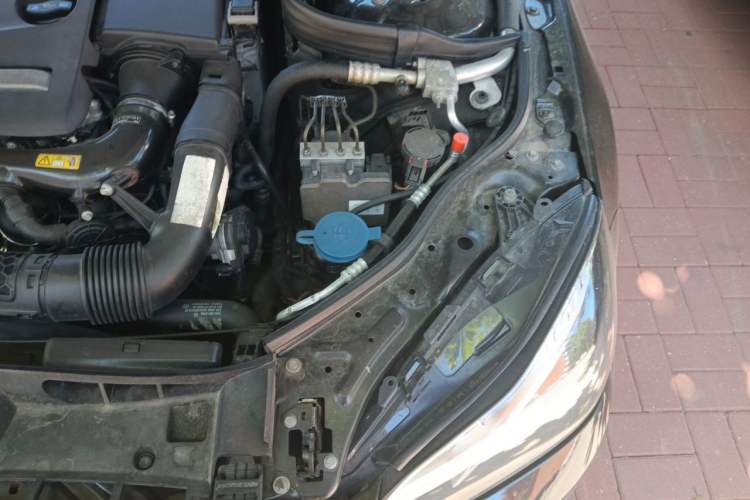 Used Mercedes-Benz E-Class 2015 E 260 L Engine Bay Left