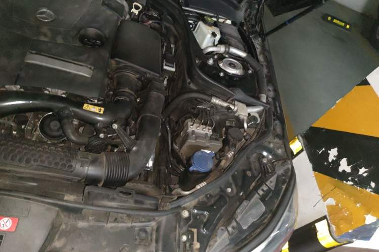 Used Mercedes-Benz E-Class 2015 E 200 L Engine Bay Left