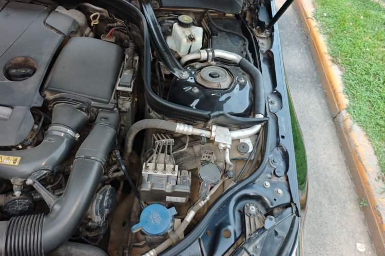 Used Mercedes-Benz E-Class 2015 E 200 L Engine Bay Left