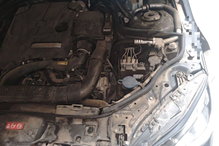 Used Mercedes-Benz E-Class 2015 Facelift E 200 L Engine Bay Left