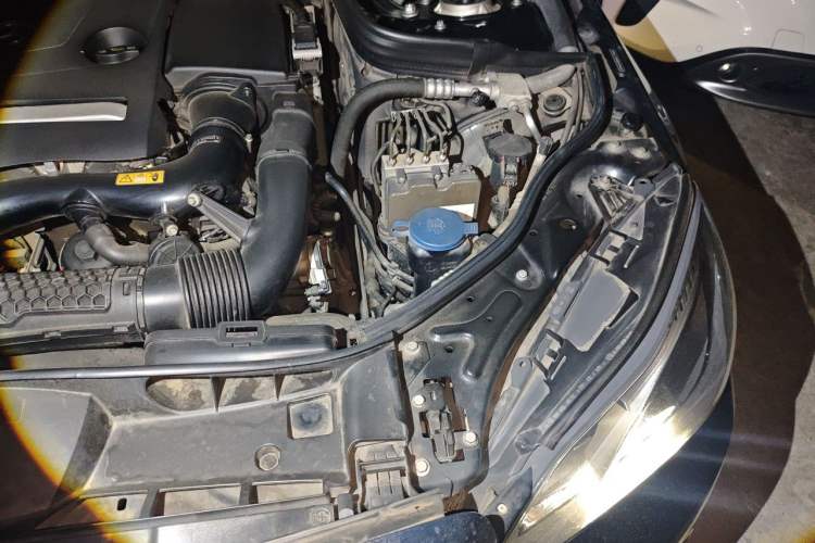 Used Mercedes-Benz E-Class 2015 E 260 L Engine Bay Left