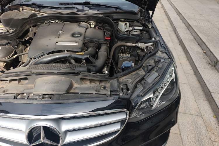 Used Mercedes-Benz E-Class 2015 E 260 L Sport & Fashion Model Engine Bay Left